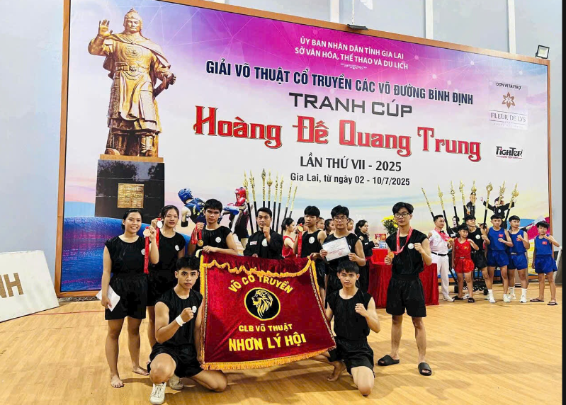 Thầy và trò CLB Nhơn Lý Hội tại giải Võ cổ truyền tỉnh năm 2025