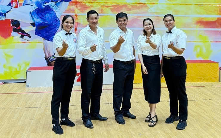 HLV Đoàn Đăng Nguyên (người ngoài cùng bên trái) tham gia làm công tác Trọng tài Giải Vô địch Trẻ Kickboxing tỉnh Gia Lai năm 2025