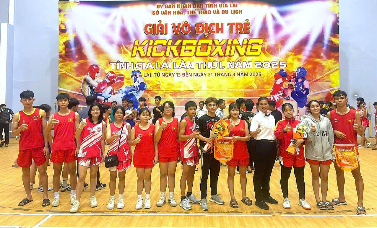 HLV Trung Trụ (áo trắng) cùng các học trò tại Giải Vô địch Trẻ Kickboxing tỉnh năm 2025